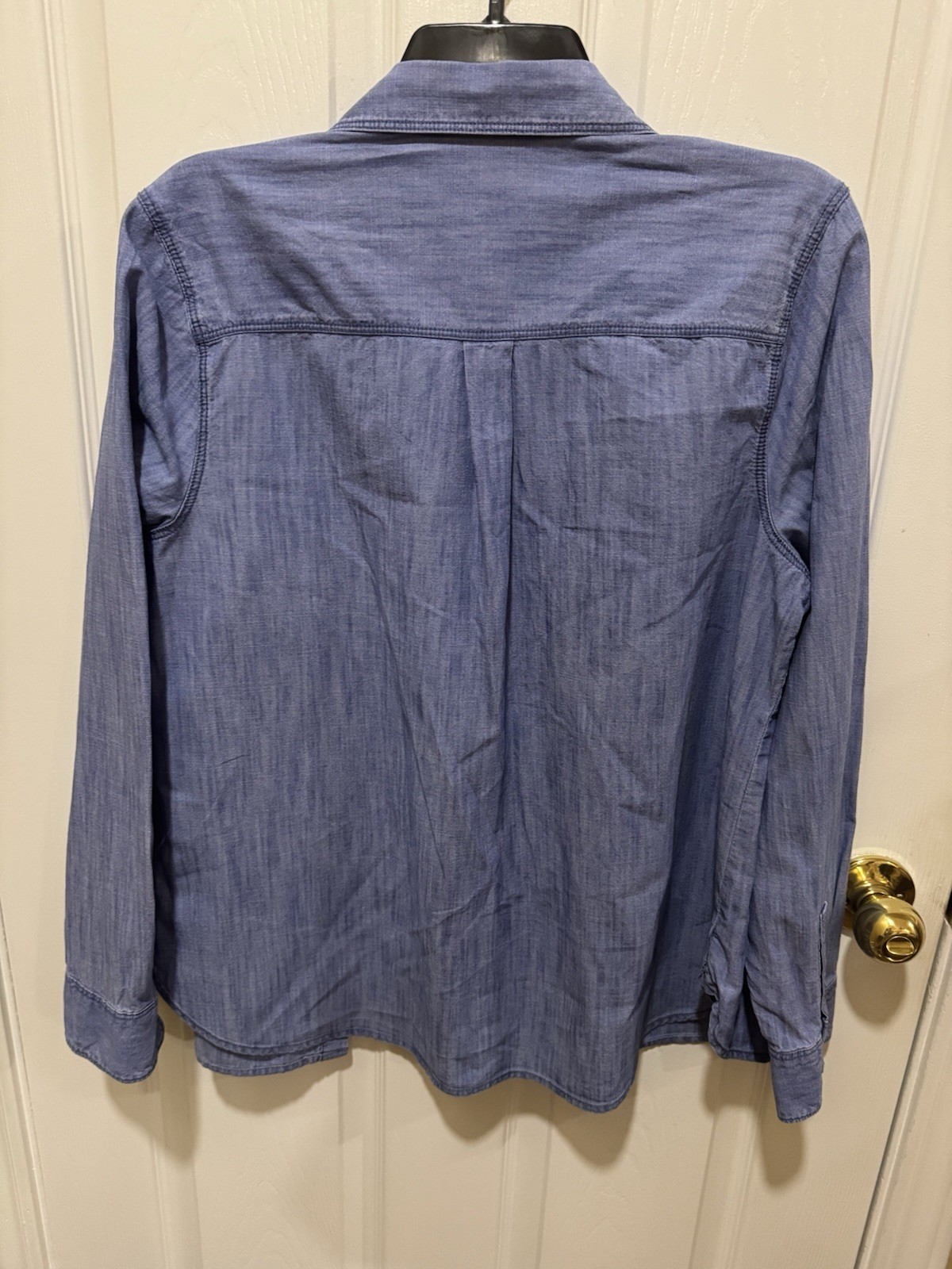 Old Navy Women’s Classic Chambray Denim Shirt Blue Button Up Cotton Size L
