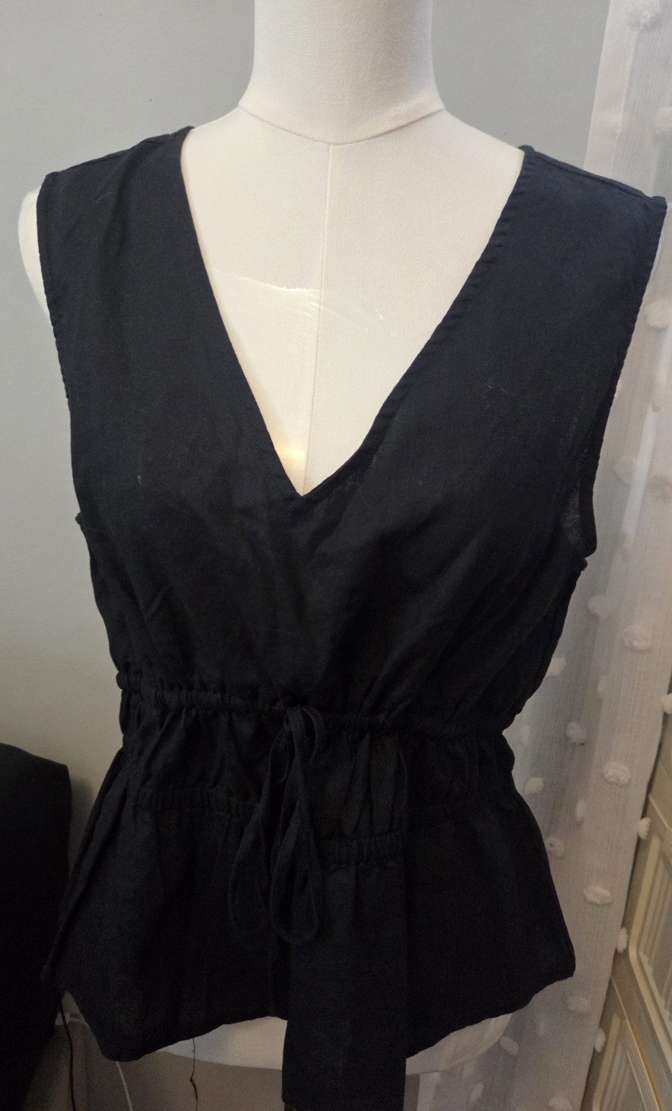GAP Black Solid Sleeveless V-Neck Drawstring Waist Blouse Women’s Size M