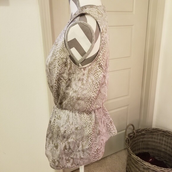 Violet and Claire Womens Light Purple Gray Snake Print Sleeveless Top Sz M