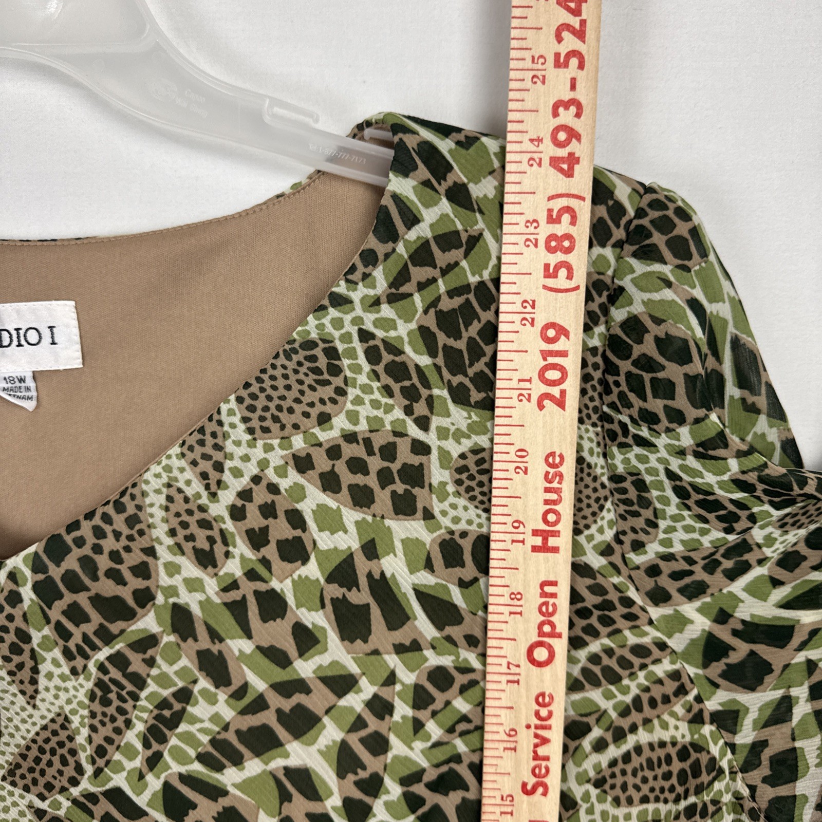 Studio I Green Brown Geometric Print Top Women’s 18W – lined lightweight giraffe