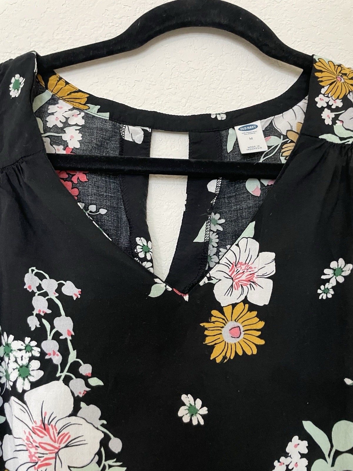 Old Navy Black Floral Sleeveless Camisole Tank Top Keyhole Back Size M Good Cond