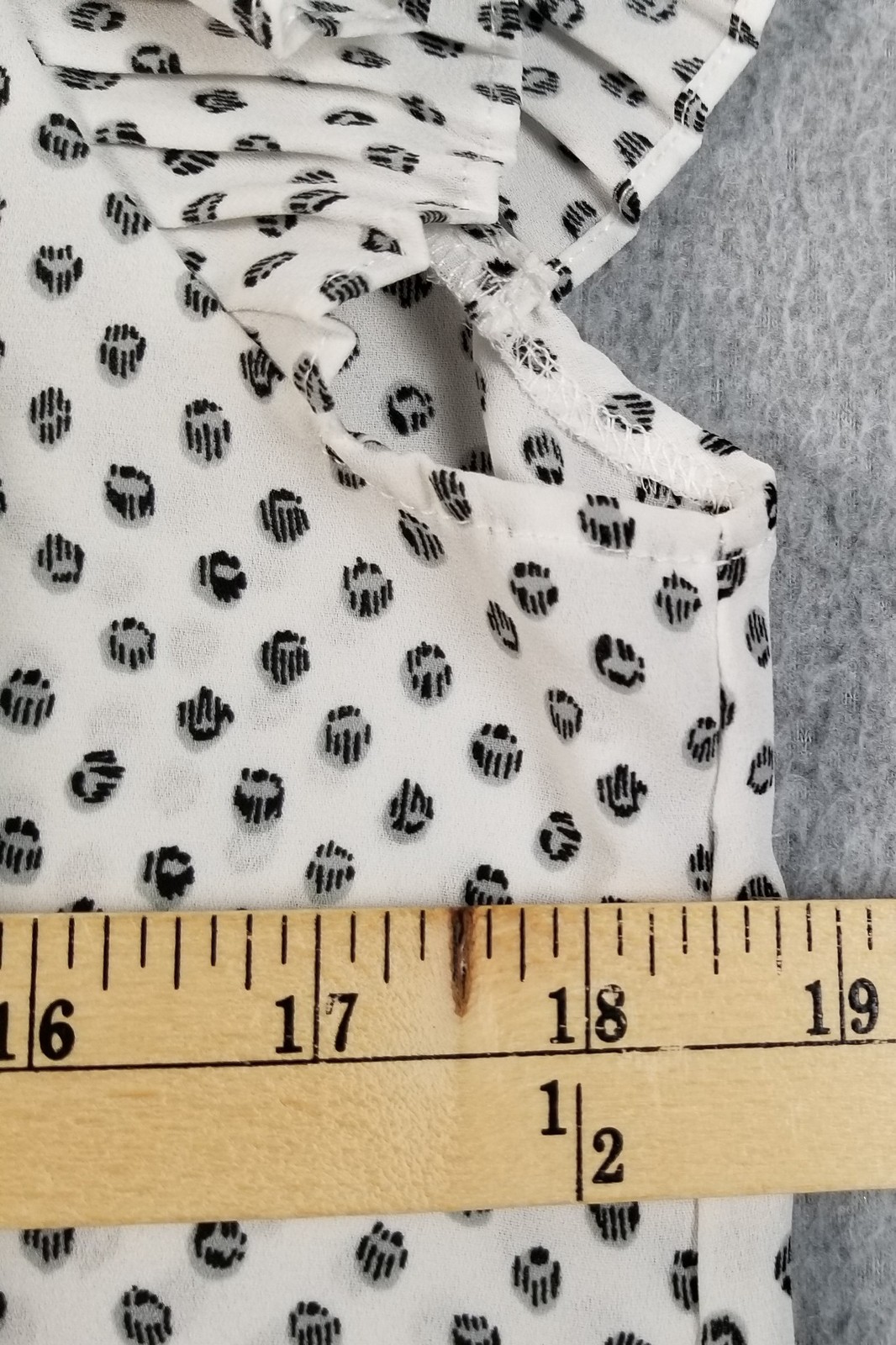 ADRIANNA PAPELL Top Women’s Small White Black Gray Geometric Sheer Short Pleated