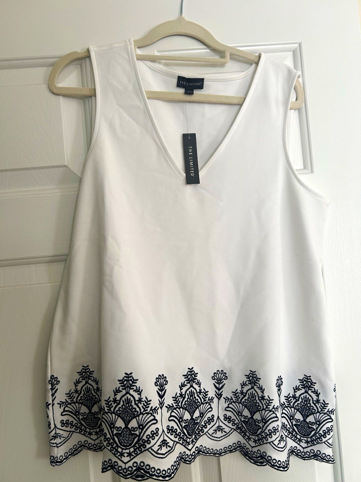 The Limited Women’s V-Neck Sleeveless Pullover Blouse Embroidered Floral Hem M
