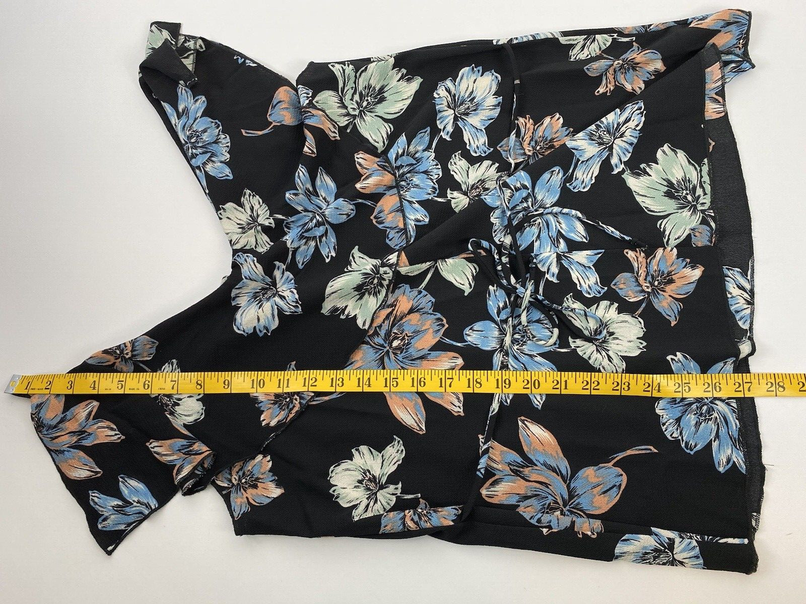 Moon Kiss women’s sleeveless black with flowers top size medium