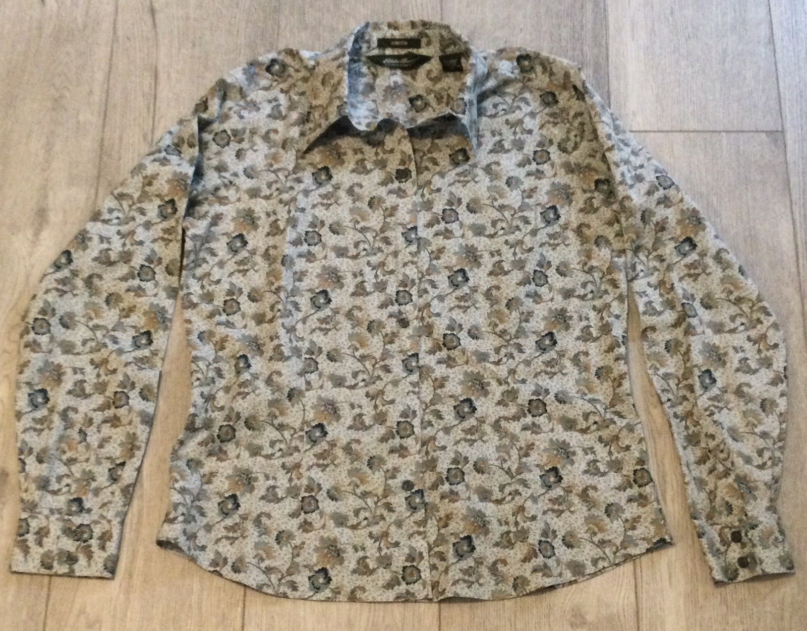 EDDIE BAUER Woman’s Wrinkle-Resistant Floral Button-Up Blouse Medium Stretch