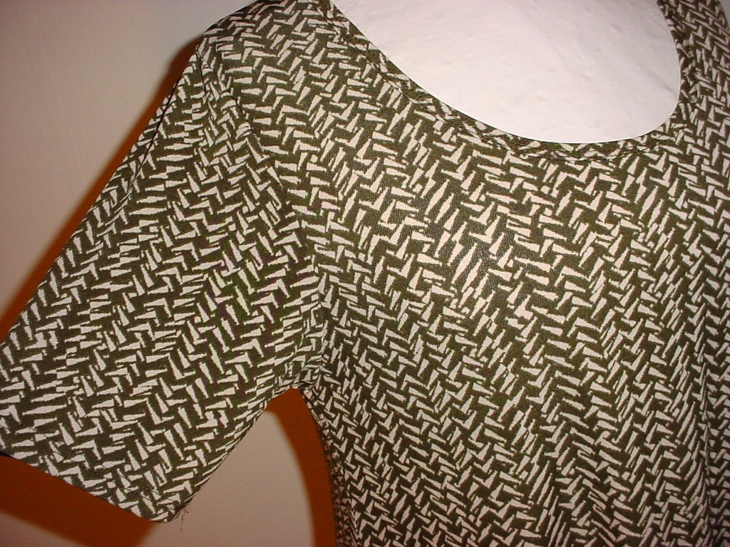 LulaRoe Swing Top Size Medium Short Sleeved Olive Green Beige Chevron Stretch