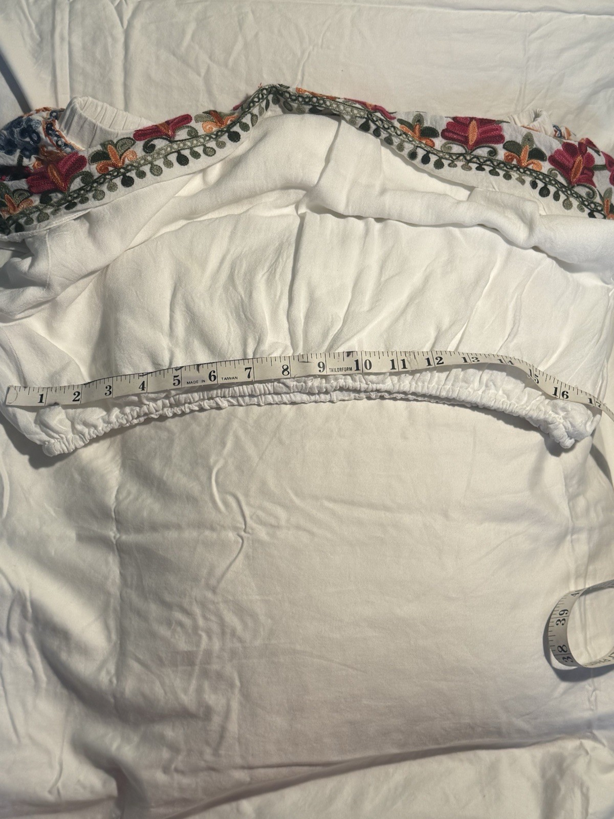 ON THE RUN EMBROIDERED Top Size L Boho Gypsy White OFF SHOULDER Peasant Blouse