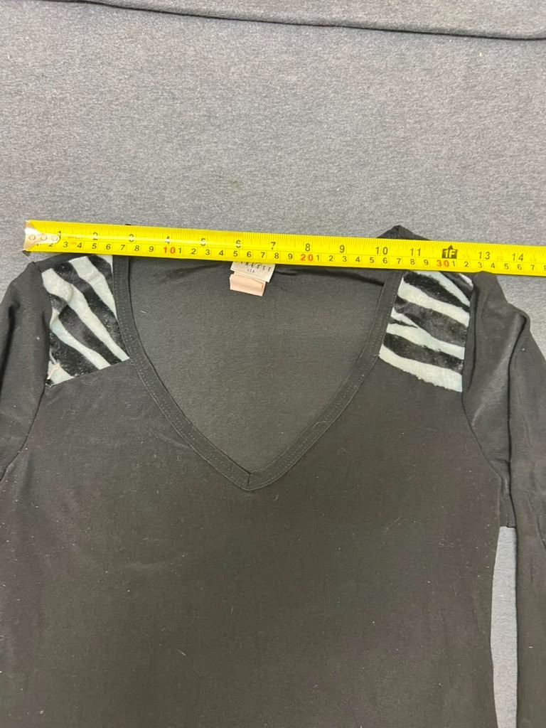 Finesse Women’s Black Long Sleeve Shirt Size Large Zebra Print Shoulder Top