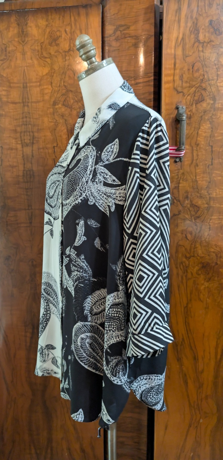 Rose + Olive Size 1X Button Down Black White Paisley/Scroll Print Blouse