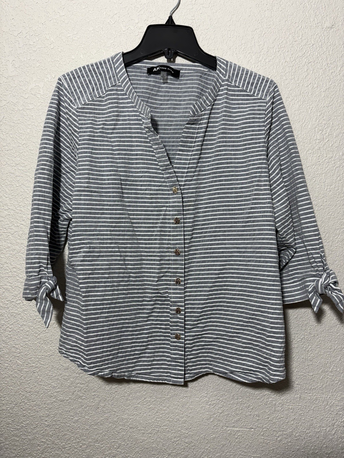 Anne Klein Women’s XL Gray White Striped Blouse Tie Sleeve Gold Lion Button Top