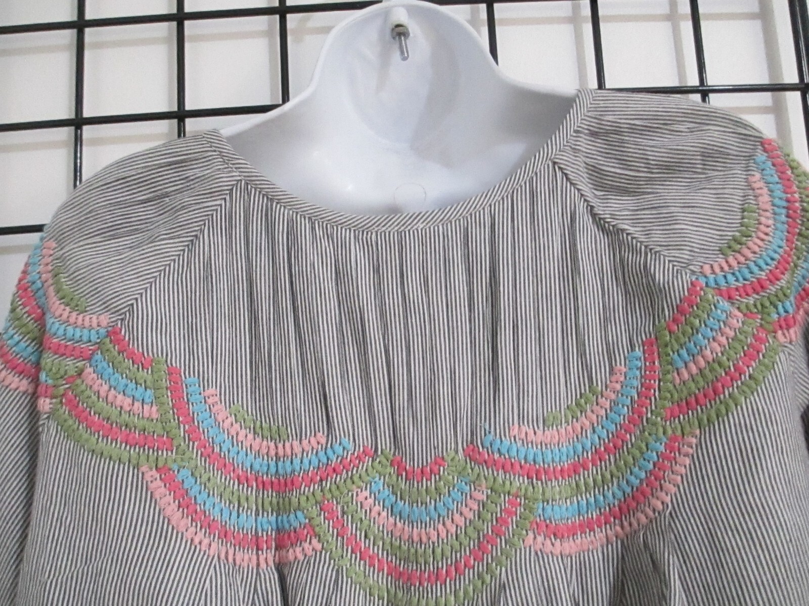 IVY JANE 🌸 SIZE MEDIUM==GRAY & WHITE STRIPED / EMBROIDERED BABY DOLL BLOUSE