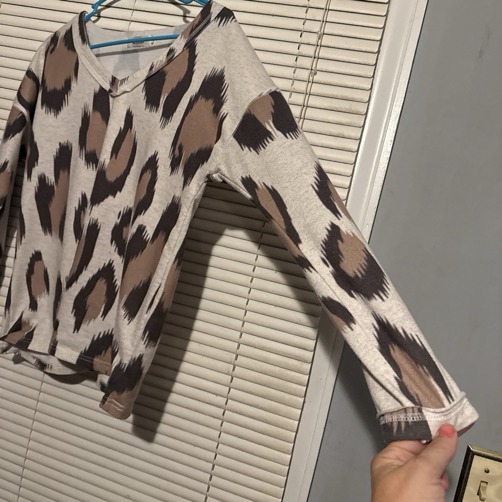 BELINDA Animal Print V-Neck Long Sleeve Pullover T-Shirt Beige/Brown/Black S