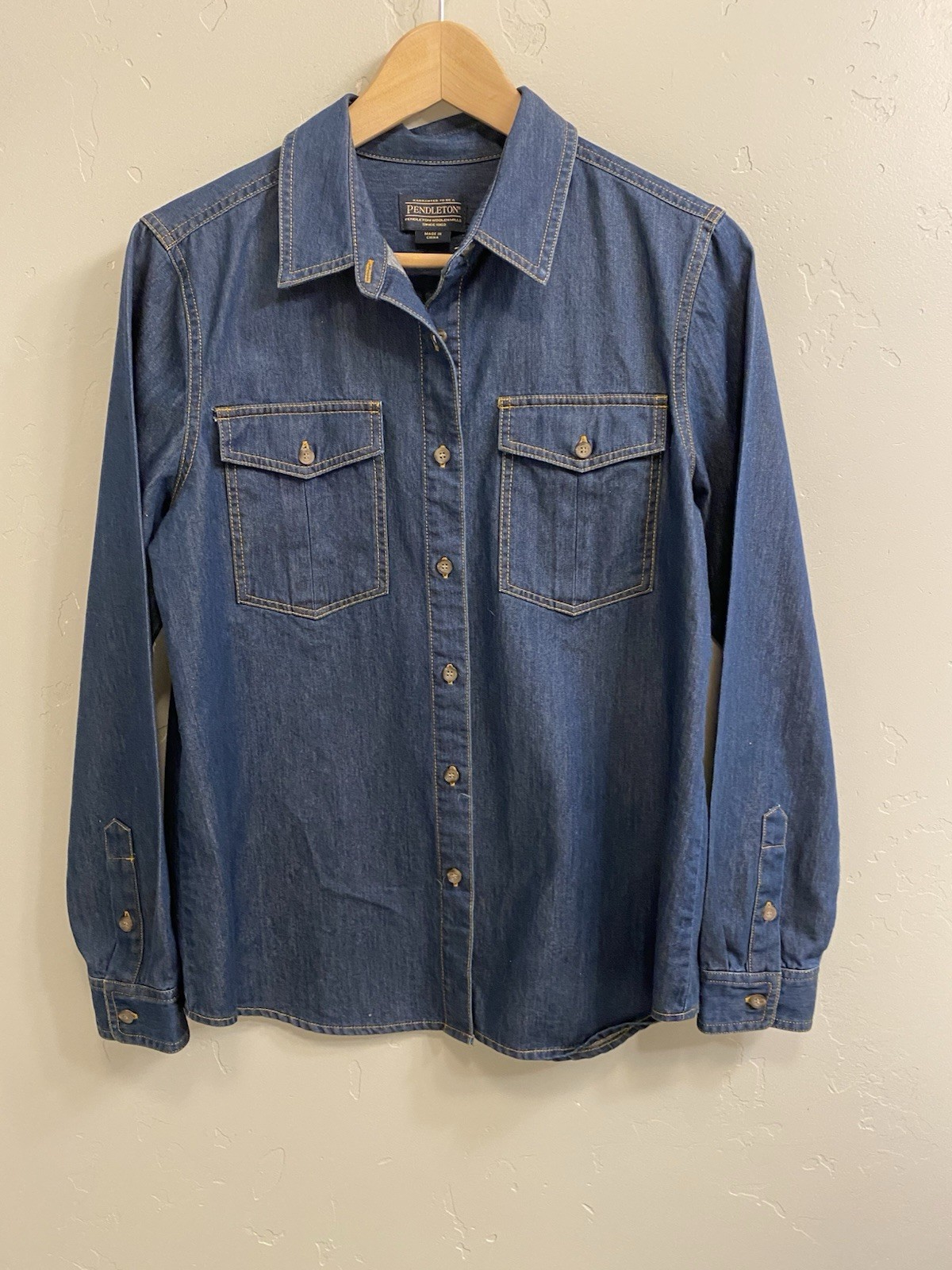 Pendleton Women’s Size Medium Blue Chambray Denim Cotton Long Sleeve Blouse