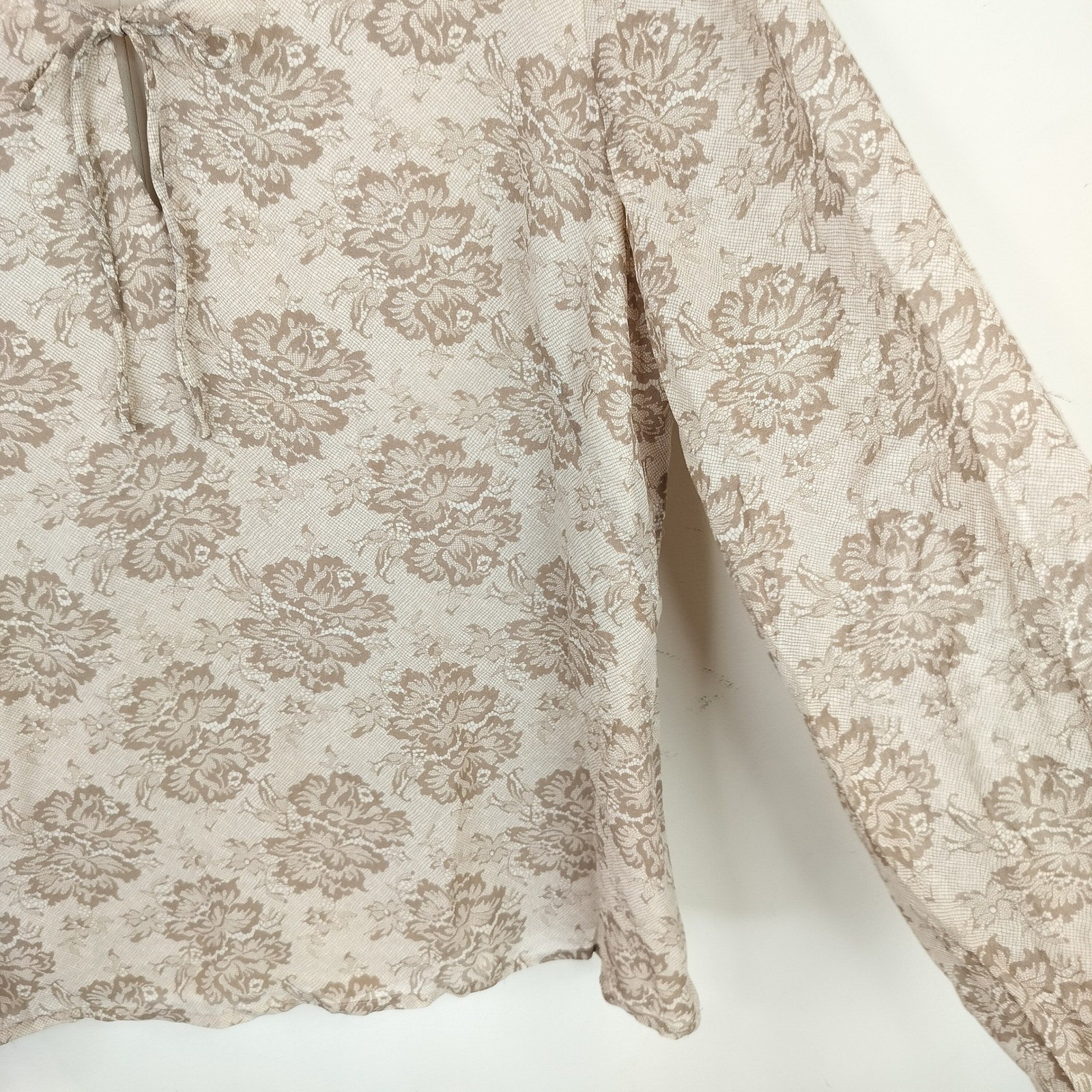 Maggy London 100% Silk Floral Blouse 10 Womens Tie Neck Cottage Earthy Taupe