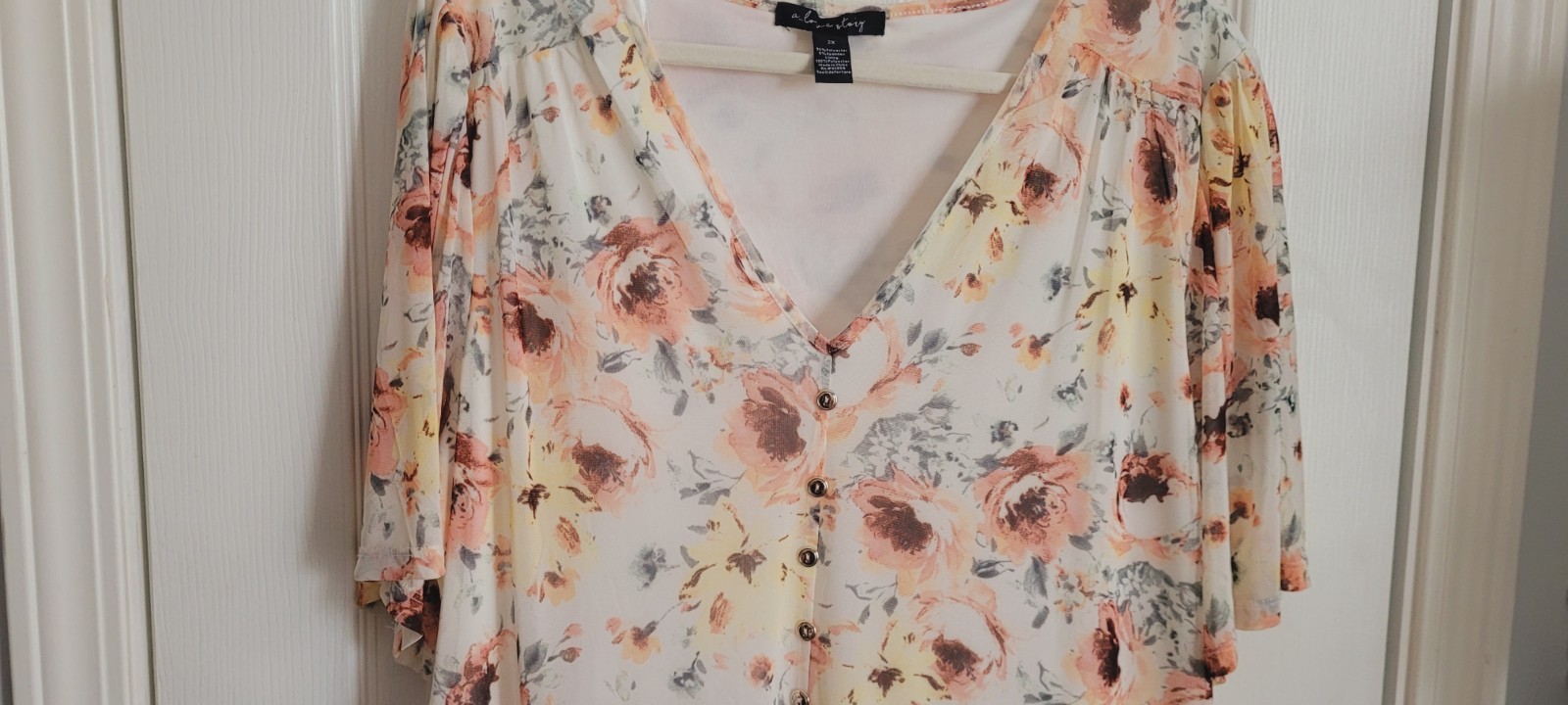 NWOT A Love Story Woman’s Floral Blouse Top Size 2X Gold Tone Buttons Buttons