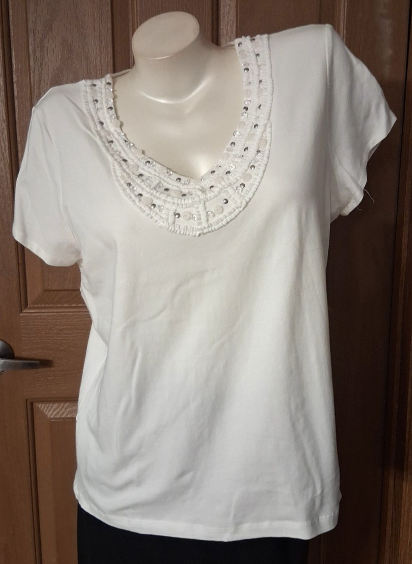 Ruby Rd. White Tee V-Neck With Buttons & Baubles Short Sleeves Size XL