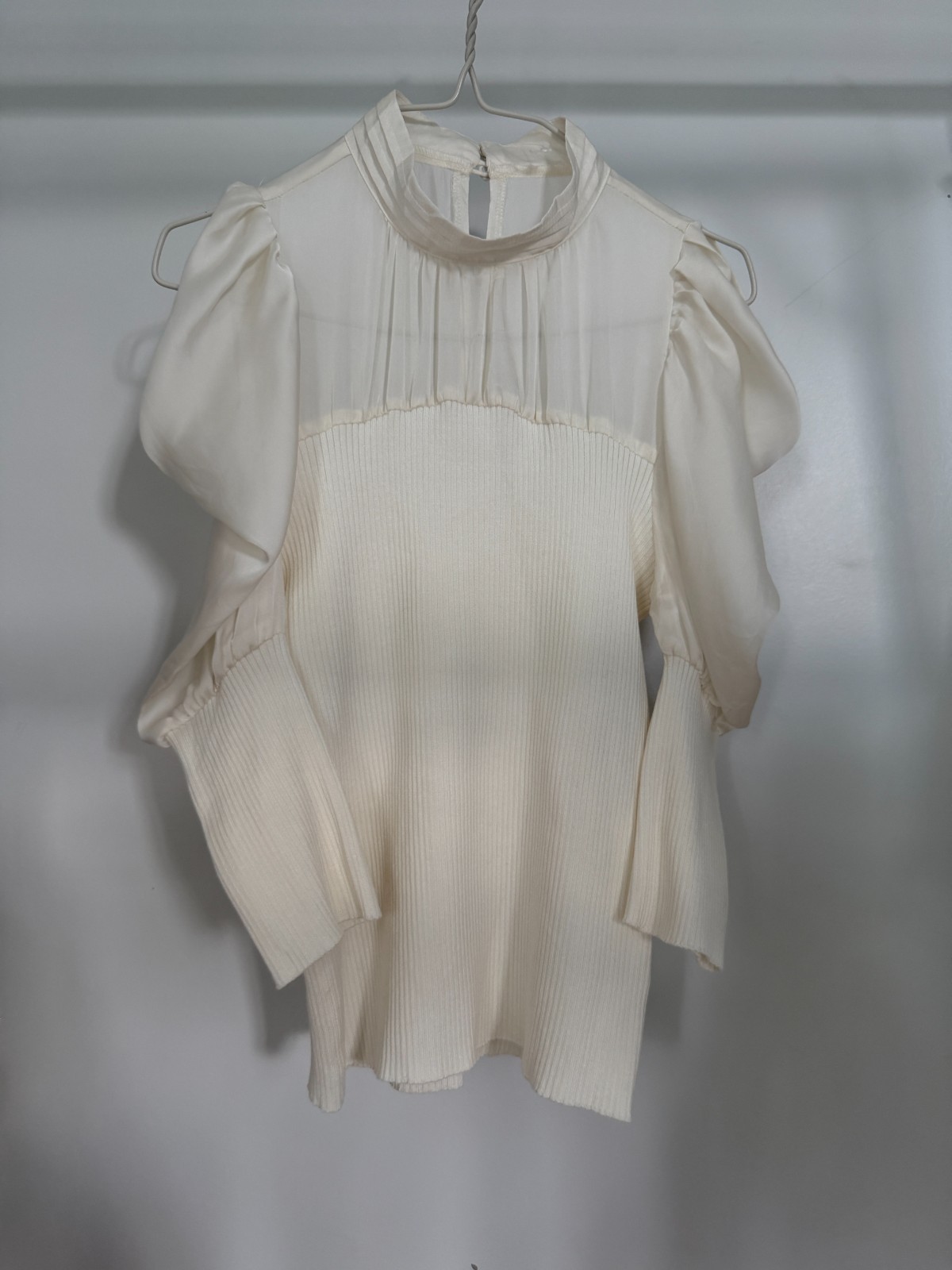 SNIDEL Elegant Ivory Ribbed Knit Blouse with Sheer Yoke & Puff Sleeves
