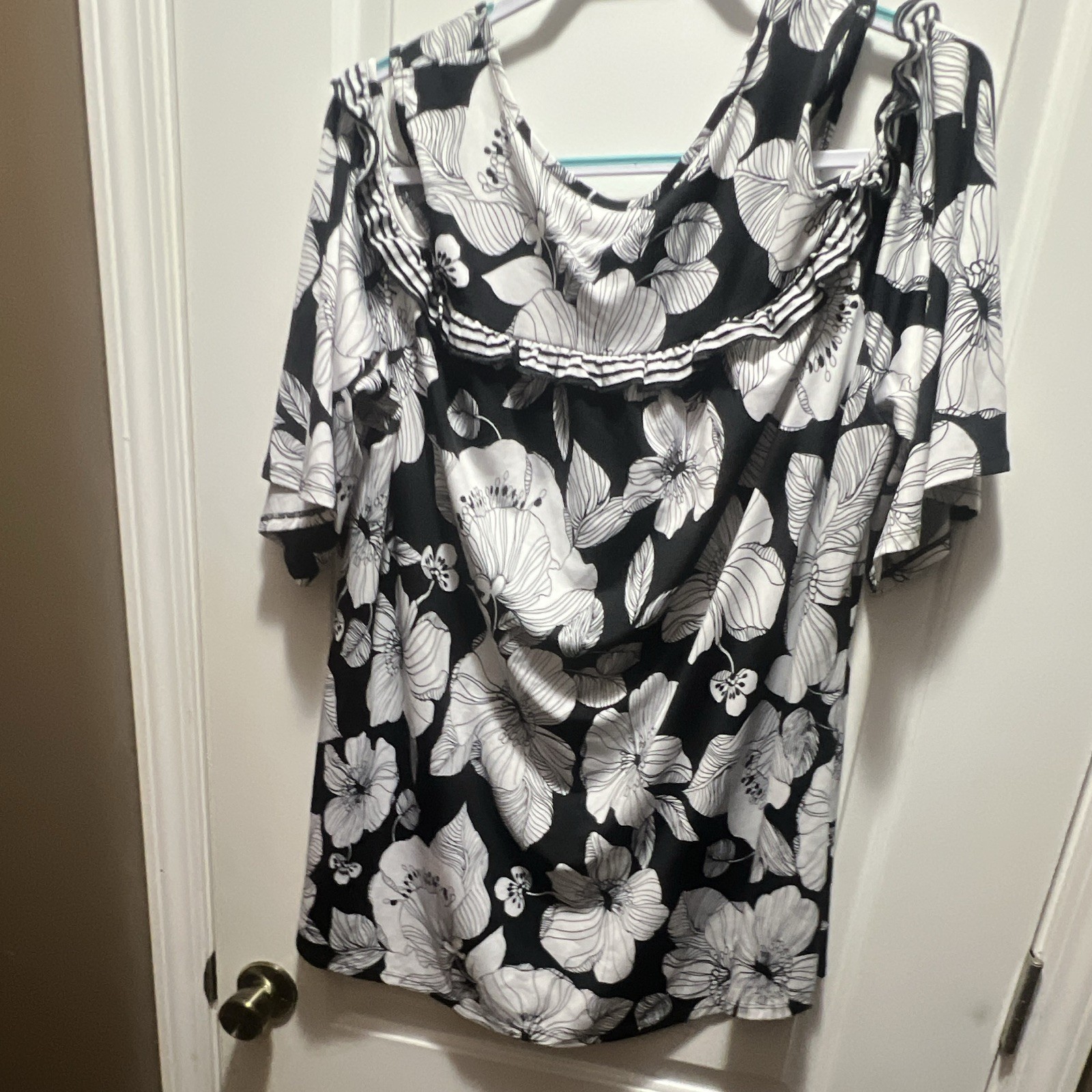 NY Collection 2XL Black/White Floral Scoop Neck Short Sleeve Ruffle Blouse