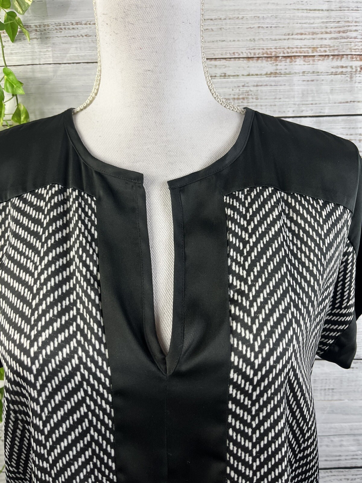 Michael Kors Tunic Blouse Extra Small Black White Chevron Career Church Slim