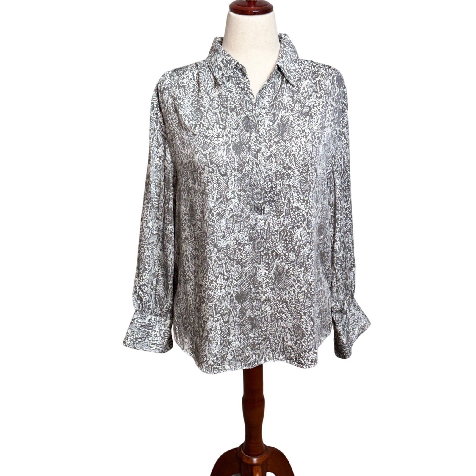 Chico’s tunic gray white snakeskin print long sleeve open neck collar Sz 2 US L