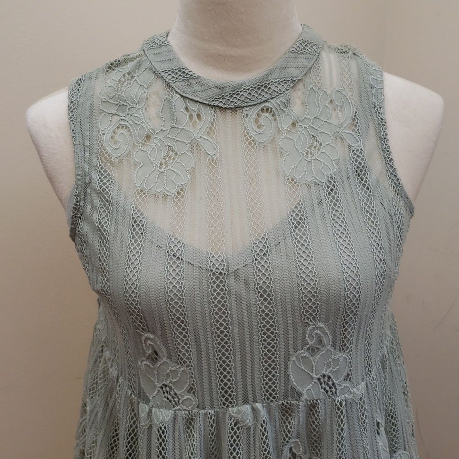 Arizona Jean Co Women’s Lace Overlay Solid Green Sleeveless Blouse, Size Medium