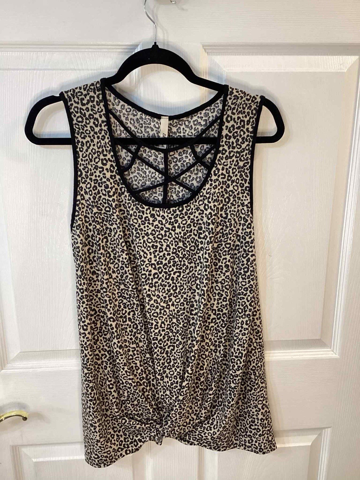 Cage front leopard tank top no tag but 17 in pit to pit Size Small EUC