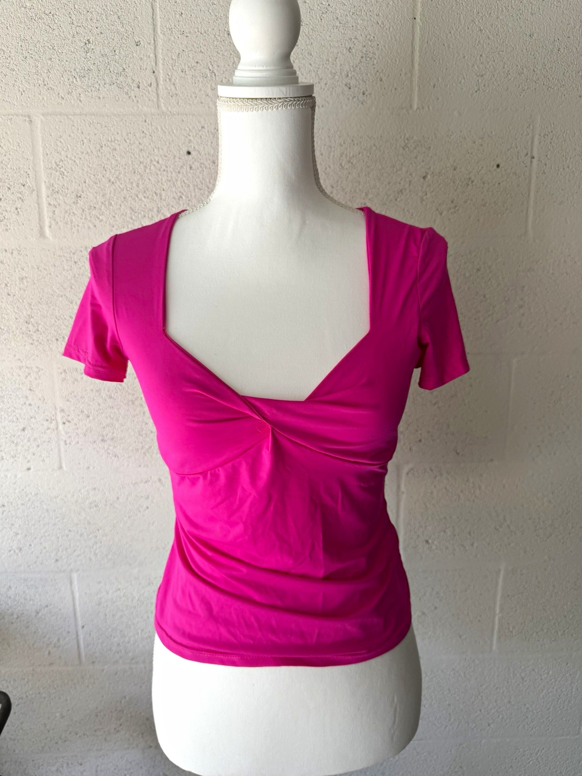 Pink Twist Front V-Neck Short Sleeve Stretch Knit Slim Fit Tee Size S