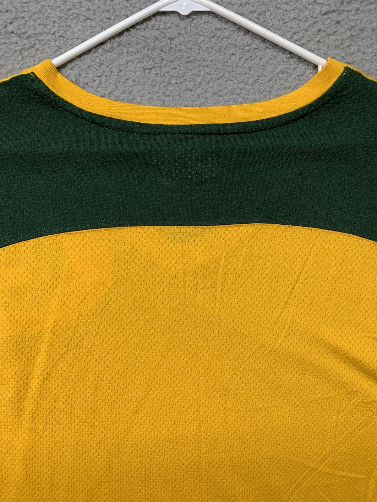 Touch By Alyssa Milano Women’s Green Packer Pullover T-Shirt Size Medium Yellow