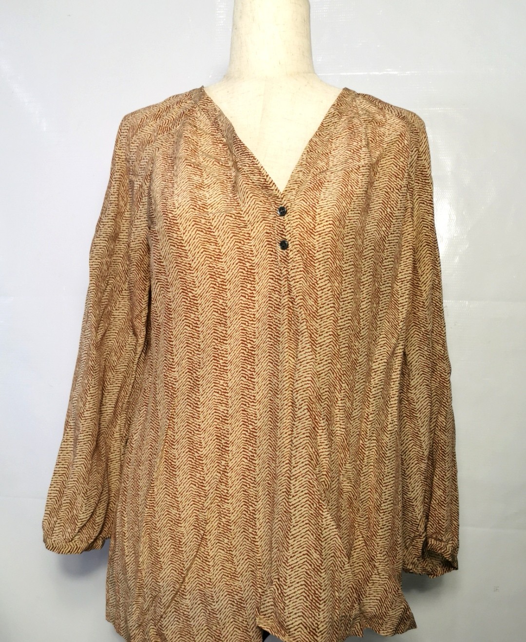 Joie silk blouse Vtg silk blouse used in good condition 100% silk size: M