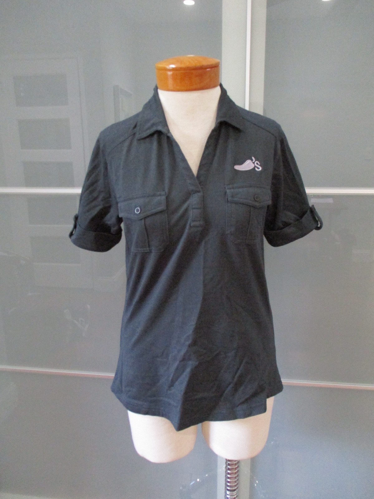 Chili’s Bar & Grill Women’s Gray Polo Shirt Size M Knit Lightweight