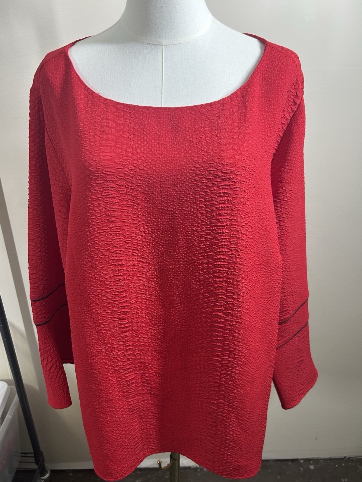 Calvin Klein Women’s Pullover Top Trumpet Sleeves 2X Red Black Lined Stretch 035