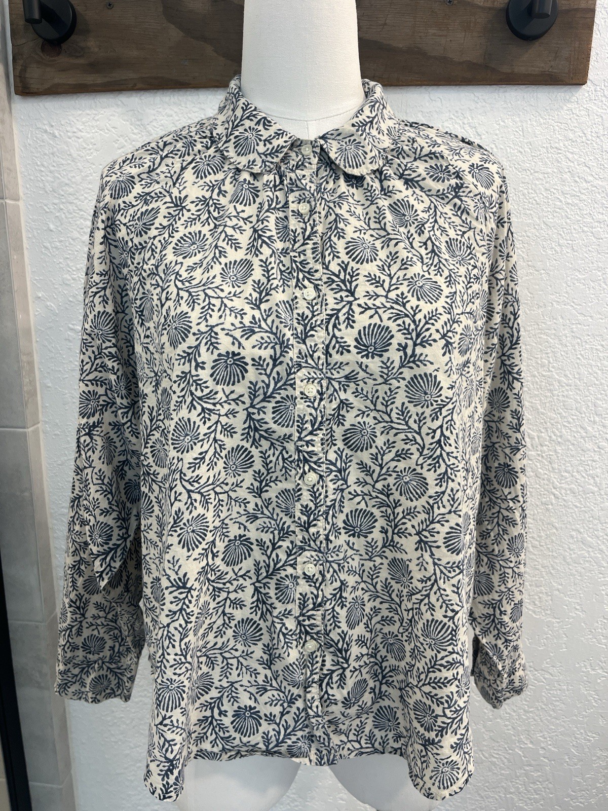 The Great. The Estate Button Up in Feather Grass Block Print Blue Sz 1 (S)