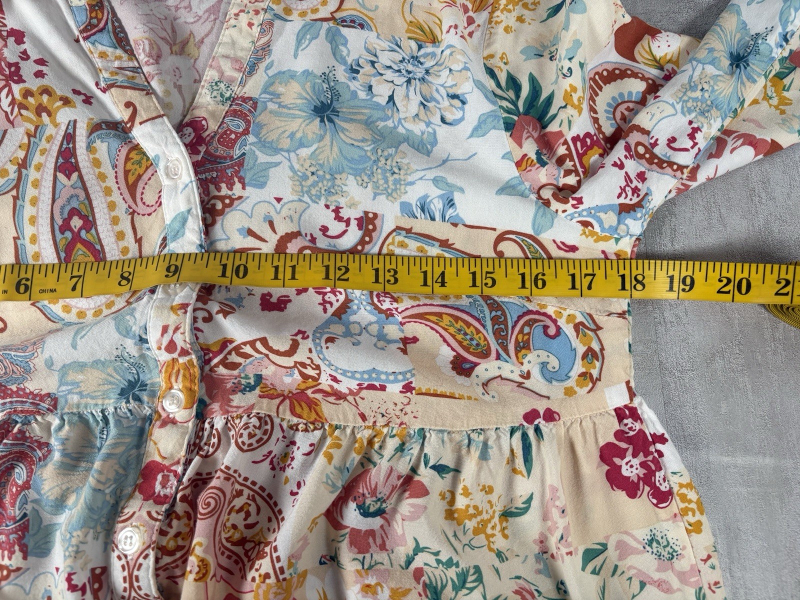 Christian Siriano NY Women’s Sz S Paisley Multicolored Button Up V-Neck Blouse