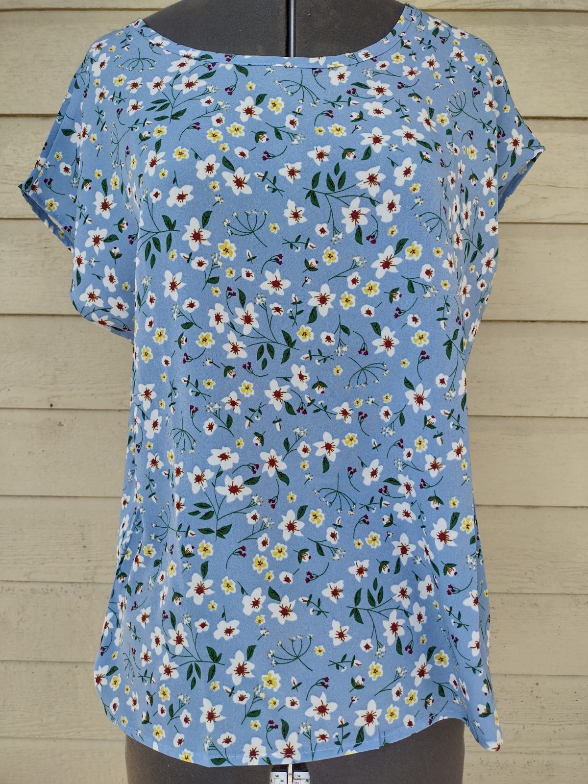 Ladies Temu Blue Blouse Short Sleeves With Yellow & White Flowers Size M NWOT